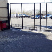 Free standing hoarding gates